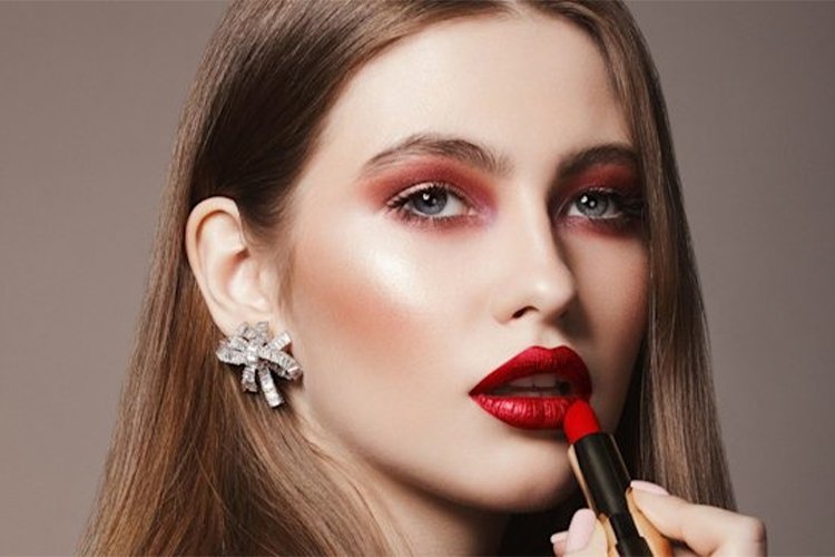 Top 10 Beauty Trends for 2024: What's In and What's Out